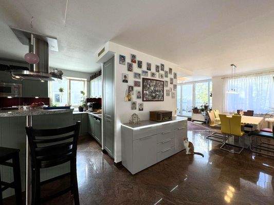 offene Küche mit Bar / Ess- und Wellnessbereich