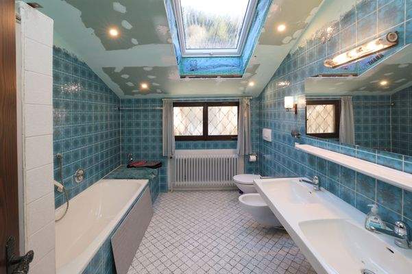 Das Bad mit Dusche und Badewanne im EG