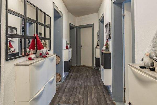 Strukturierter Flurbereich mit gepflegtem Erscheinungsbild | Wohnung im Erdgeschoss