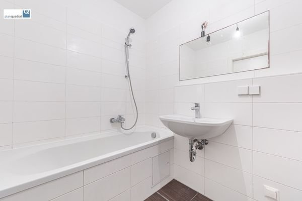 Badezimmer (ca. 5,40 qm) mit Waschbecken, Badewanne und Toilette