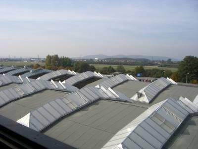Blick über die Hallendächer