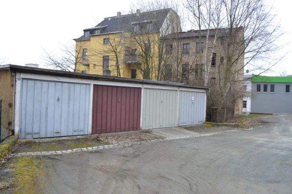 Obere Garagenzeile mit Metalltor - eine frei !