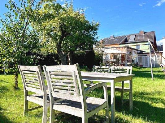 Blick vom Garten zum Haus