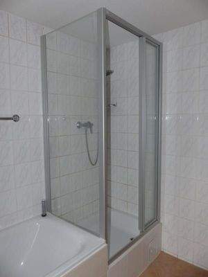 Tageslichtbad mit Wanne und Dusche