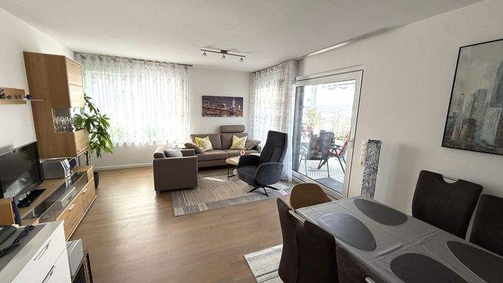 Wohnzimmer mit Zugang auf den Balkon