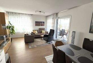 Wohnzimmer mit Zugang auf den Balkon