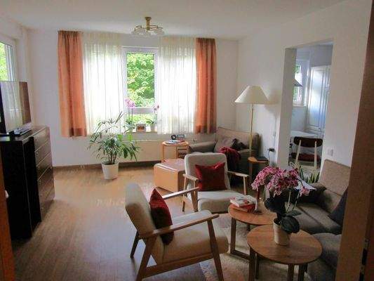 Wohnzimmer mit Balkonzugang