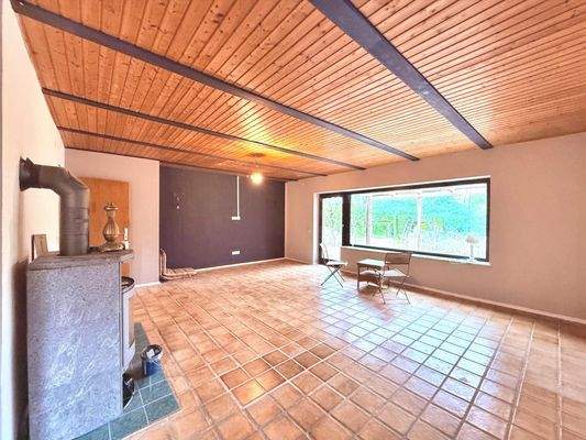 Wohnzimmer mit großer Fensterfront