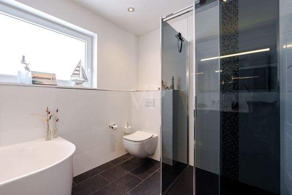 Tageslichtbad mit bodentiefer Regendusche