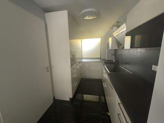 Küche mit Abstellraum