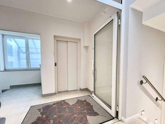 Hausflur + Fahrstuhl