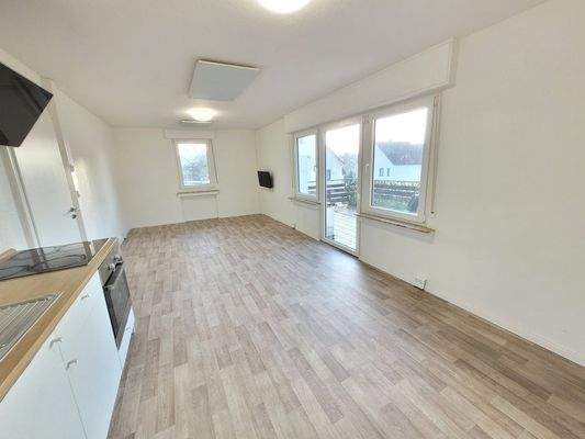 Wohnküche mit Zugang zum Balkon