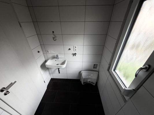 mit Waschbecken und WM-Anschluss