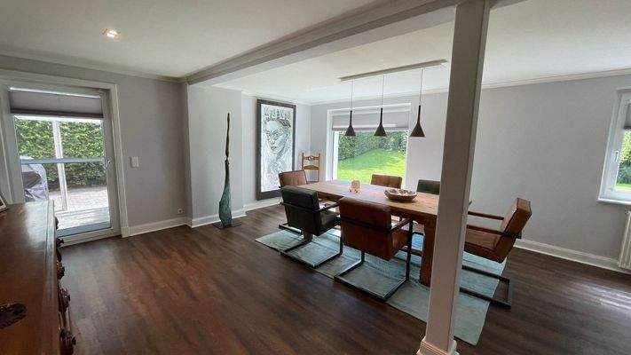 Esszimmer mit Zugang zur Terrasse