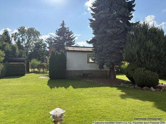 Gartenblick mit Gartenhaus