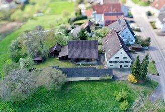 Wohnhaus mit Nebengebäuden