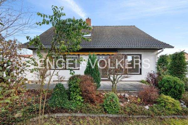 Blick vom Garten auf das Haus und die Terrasse