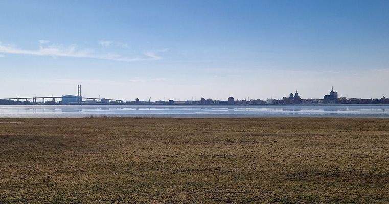 Blick auf Stralsund vom Ufer aus