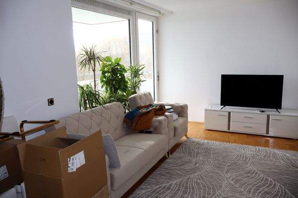 Großes Wohnzimmer mit Parkettboden 