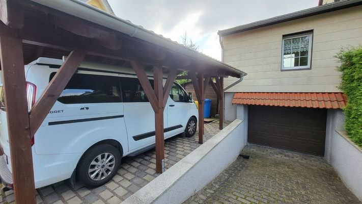 Carbort mit Blick Kleintransporter, Garage 