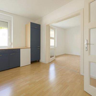 Küche mit Durchgang zum Wohnzimmer