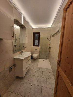 modernes Badezimmer EG