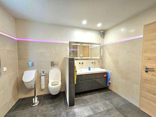 Bad OG mit WC und Urinal