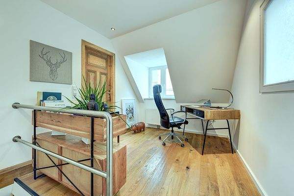 Treppenaufgang / Arbeitsplatz im Dachgeschoss