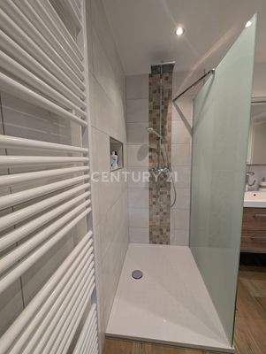 Bodenebene Dusche im eigenen Badezimmer für die Eltern