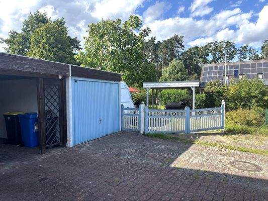 Garage und zweites Carport