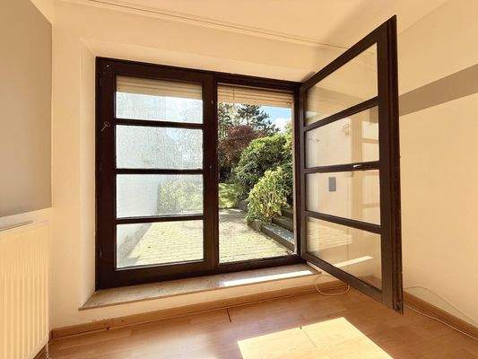 Großes Fensterelement mit Zugang zur Terrasse