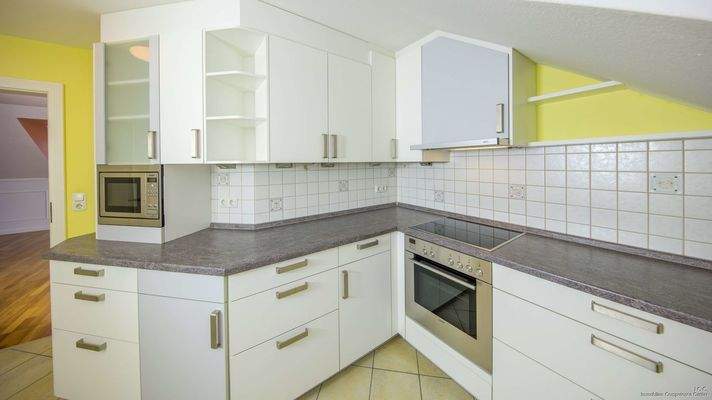 Küche mit den modernen Geräten