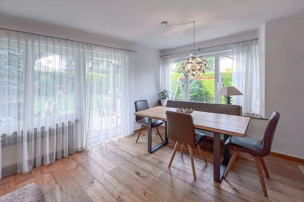  Essplatz mit dem Blick ins Grüne