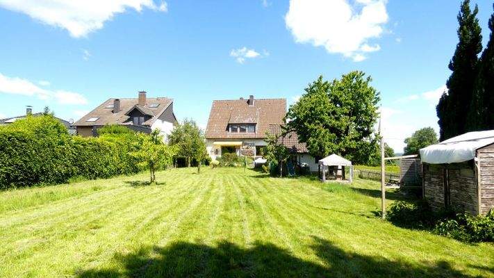 Hinteransicht mit Blick vom Baugrundstück