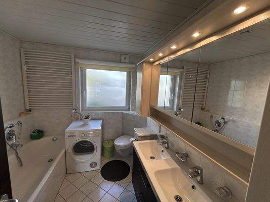 Bad mit Dusche und Badewanne