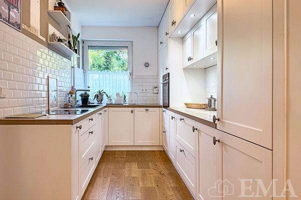 Küche mit Einbauküche