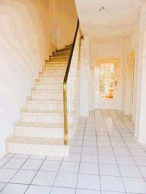 Diele mit Treppe ins OG