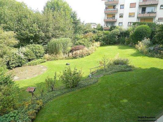 Blick in den Garten vom Esszimmer im Erdgeschoß