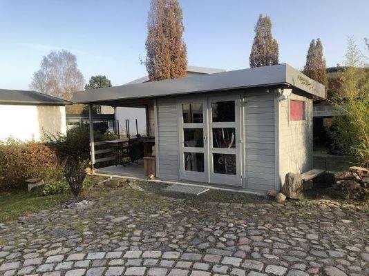 Separater Schuppen mit überdachtem Sitzplatz