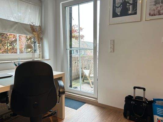 Büro mit Balkonzugang