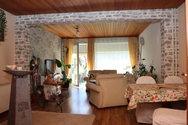 Geräumiges Wohnzimmer
