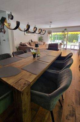 Esszimmer mit Blick in Richtung Garten