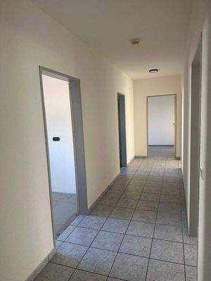 Langer Flur mit Fliesenboden