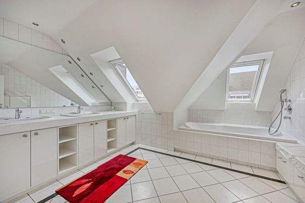 Masterbad mit Einbauten und Tageslicht