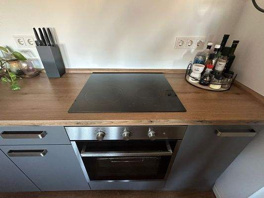 Der Vormieter möchte bei Interesse seine Küche inkl. Geräte (ohne Geschirrspüler) für 1.400 € verkaufen