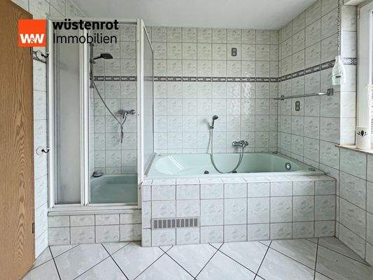 Bad mit Wanne und Dusche