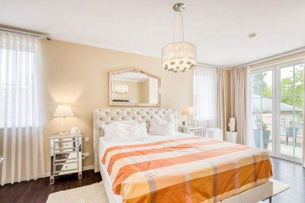 Hauptschlafzimmer mit Terrassenzugang und Wasserblick