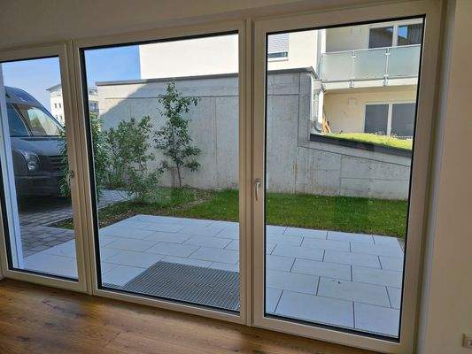 Blick vom Essbereich zur Terrasse