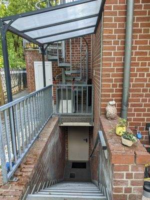 Kelleraußentreppe mit Überdachung.jpg