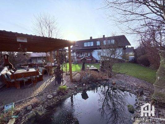 Gartenteich mit Garten-Lounge